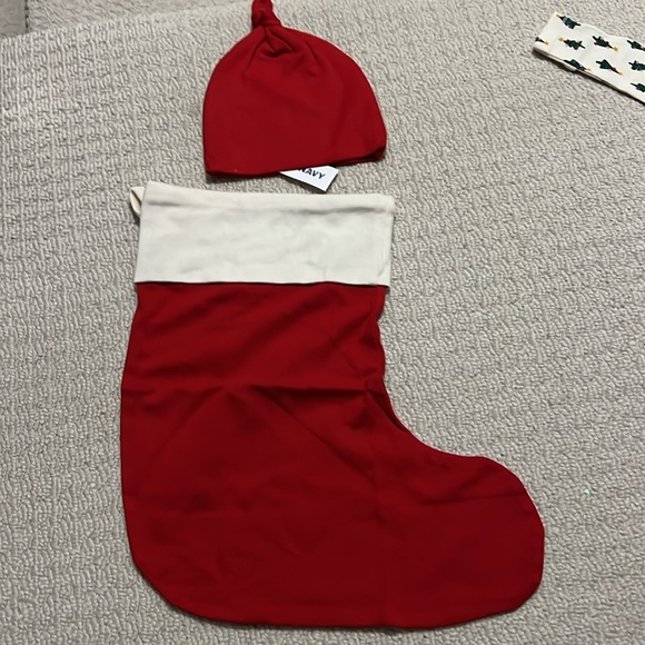 NWT - Old Navy 5 piece holiday layette set for baby. Size 0-3 months. - Picture 4 of 7